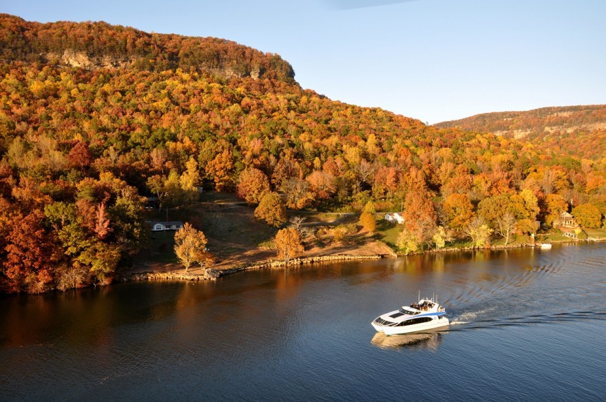 Chattanooga's Tennessee River serves up autumn scenery. Image courtesy Chattanooga Visitors Bureau.