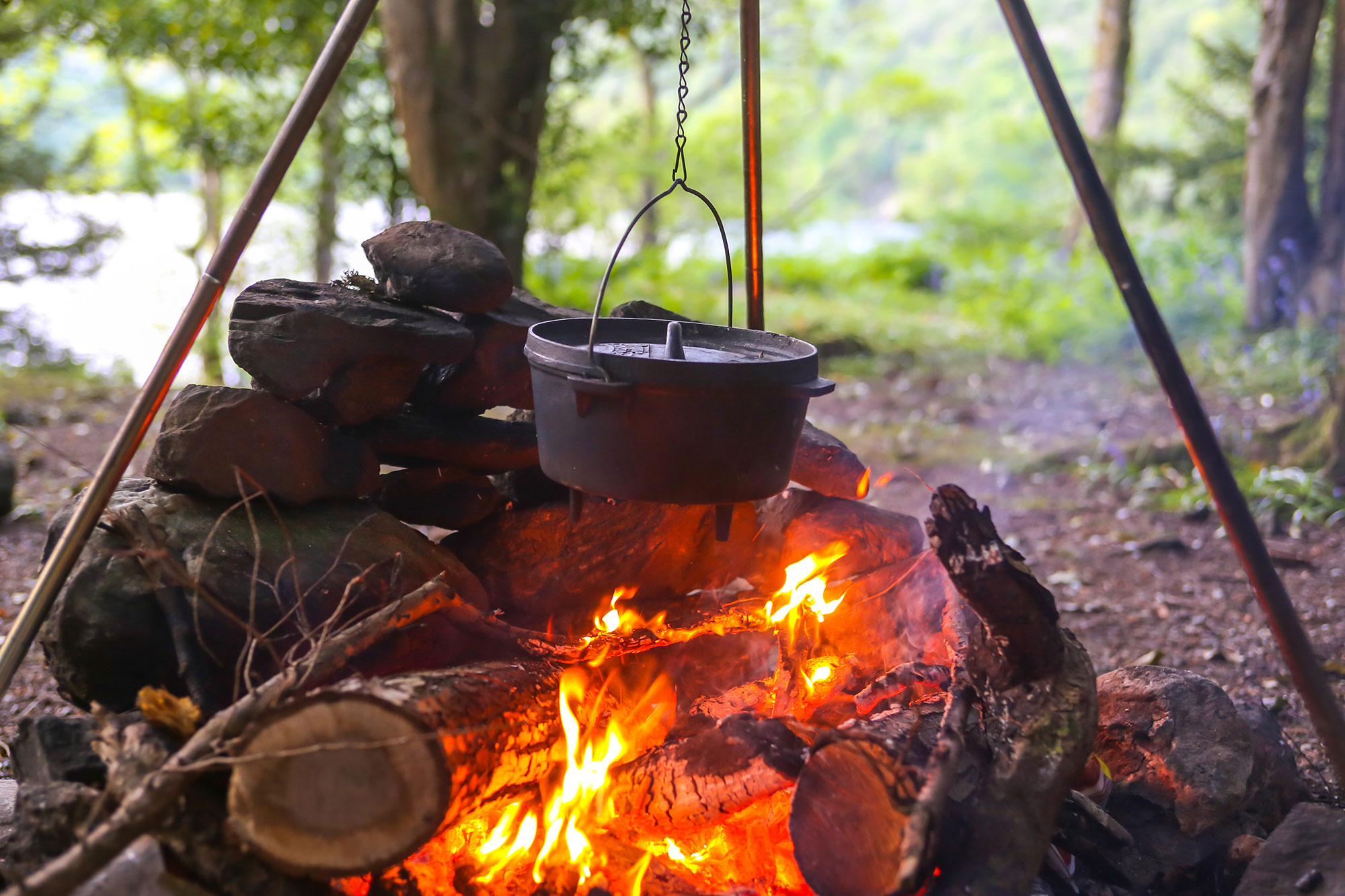 Dutch Oven Camp Cooking Biscuits and Gravy 