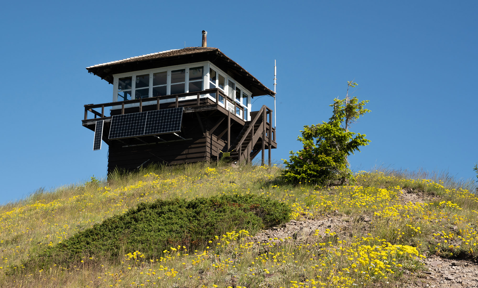 staying-in-a-fire-lookout-tower-in-the-mountain-states-actionhub