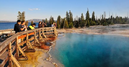 yellowstone-hiker-boardwalk-geyser