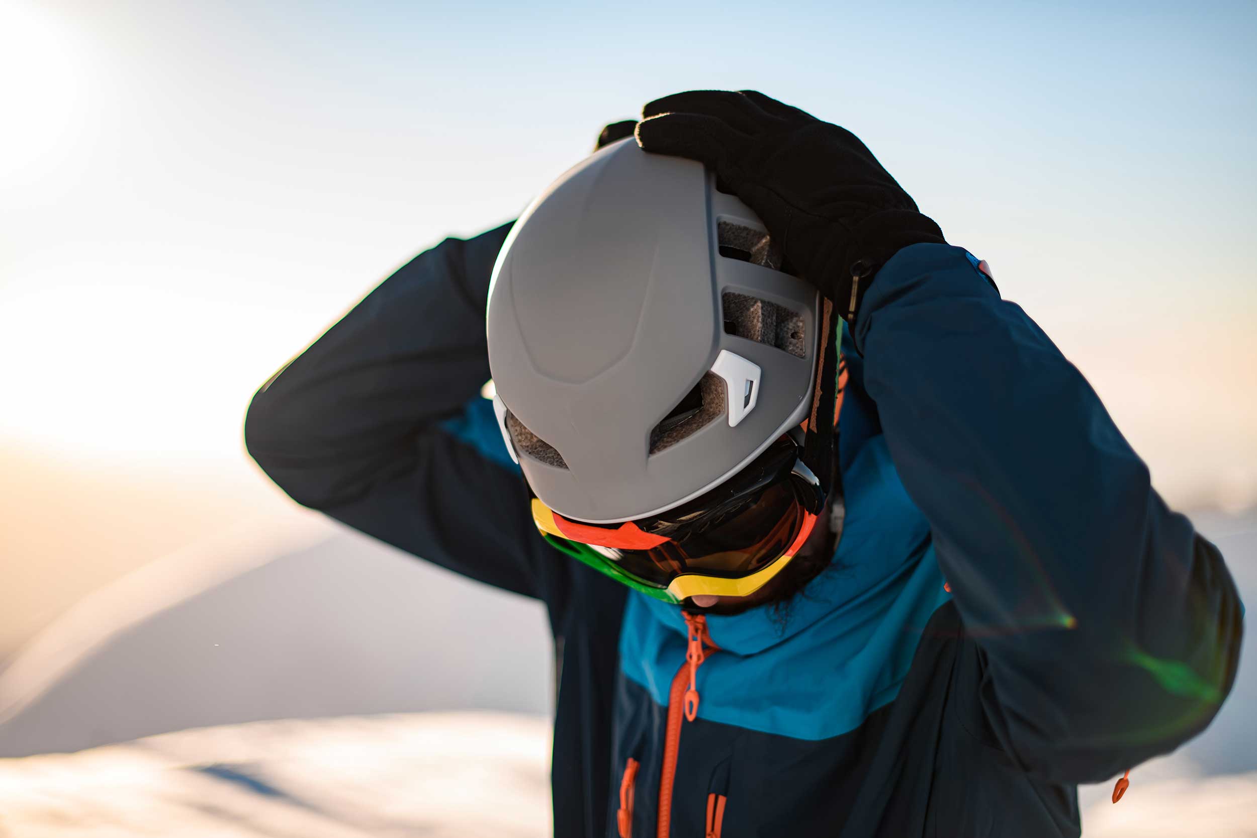 downhill-skiing-helmet